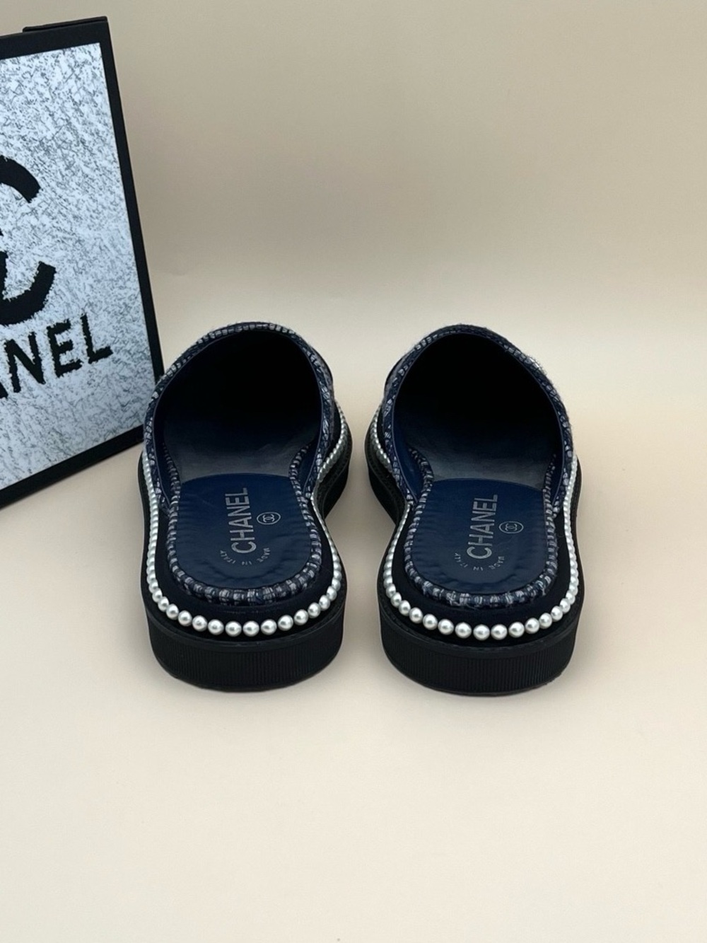 🚩steal CHANEL Navy Tweed Pearl-Trim Slide Mules - Picture 3 of 6